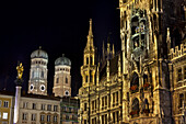 Münchener Rahthaus und die Türme der Frauenkirche bei Nacht, München, Oberbayern, Bayern, Europa