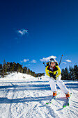 Skifahrerin fährt ab, Kreischberg, Murau, Steiermark, Österreich