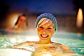 Junge Frau mit Strickmütze badet in einem Thermalbad, Bad Radkersburg, Steiermark, Österreich