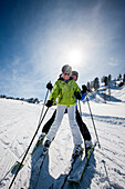Zwei Skifahrer auf der Piste, Fageralm, Salzburg, Österreich