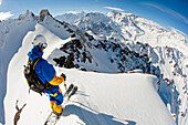 Skifahrer vor der Abfahrt von einem Gletscher, Puma Lodge, Region Araukanien, Chile