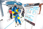 Skifahrer am Skilift, Schneefall, Skigebiet Whistler-Blackcomb, British Columbia, Kanada