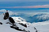 Zwei Skifahrer auf einem Gipfel am Abend, Skigebiet Valle Nevado, Santiago, Chile