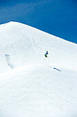 Skifahrer macht einen Rückwärtssalto, Hintertuxer Gletscher, Zillertal, Tirol, Österreich