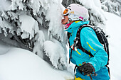 Skifahrerin leckt am Schnee, Alpbachtal, Tirol, Österreich