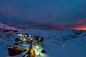 Hotelkomplex in der Abenddämmerung, Skigebiet Valle Nevado, Santiago, Chile
