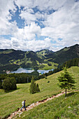 Wanderweg vom Spitzingsattel zum Wilden Fräulein, Spitzingsee im Hintergrund, Bayern, Deutschland