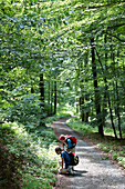 Wanderer auf dem Rheinsteig Wanderweg, Waldweg, Bornich, Rheinland-Pfalz, Deutschland