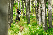 Senja Palonen mountain biking in the Syncline area. Hood River, Oregon, USA