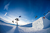 Skifahrer im Funpark fliegt über große Schanze, Betterpark, Kaltenbach, Zillertal, Österreich