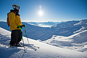 Skifahrer blickt auf tief verschneite Bergwelt, Hochfügen, Zillertal, Österreich