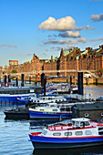 Schiffe im Binnenhafen mit alten und modernen Gebäuden der Speicherstadt, Speicherstadt, Hamburg, Deutschland