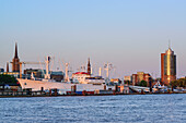 Elbe mit Blick auf Nicolaikirche, Kirche St. Katharinen, Museumsschiff Cap San Diego und Hanseatic Trade Center, Hamburg, Deutschland