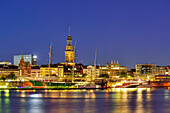 Elbufer mit Museumsschiff Rickmer Rickmers und Kirche St. Michaelis, Michel, im Hintergrund bei Nacht, Hamburg, Deutschland