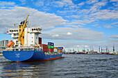 Frachtschiff fährt auf Elbe Richtung Hamburger Hafen, Elbe, Hamburg, Deutschland
