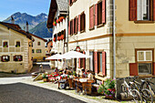 Gäste sitzten in einem Café, Guarda, Unterengadin, Engadin, Kanton Graubünden, Schweiz