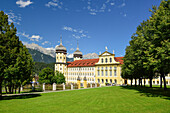 Stift Stams, Mieminger Berge im Hintergrund, Tirol, Österreich