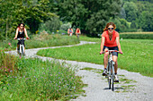 Cyclists passing Inn cycle route, Neubeuern, Upper Bavaria, Bavaria, Germany