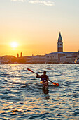 Kajakfahrer bei Sonnenuntergang vor dem Markusplatz, Venedig, Italien