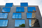 Architektonischer Kontrast: Spiegelung der Stadtbücherei Ebracher Hof in einem modernen Bürogebäude, Schweinfurt, Franken, Bayern, Deutschland