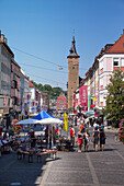Menschen auf Domstaße mit Rathaus im Hintergrund, Würzburg, Franken, Bayern, Deutschland