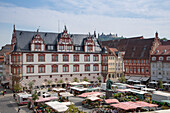 Überblick über Wochenmarkt am Marktplatz und Stadthaus, Coburg, Franken, Bayern, Deutschland