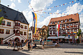 Strassenmusikanten vor Brunnen am Marktplatz, Volkach, Franken, Bayern, Deutschland