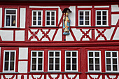 Fachwerkhaus mit religiöser Wandfigur, Ochsenfurt, Franken, Bayern, Deutschland