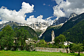 Ortschaft Soglio unter der Bondasca-Gruppe mit Piz Badile, Soglio, Bergell, Oberengadin, Engadin, Graubünden, Schweiz