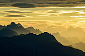 Wolkenstimmung über Dolomitenkette mit Marmolada und Pelmo, Latemar-Hütte, Rifugio Torre di Pisa, Latemar, Dolomiten, UNESCO Welterbe Dolomiten, Trentino, Italien