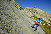 Frau beim Klettern seilt ab, Azalee Beach, Grimselpass, Berner Oberland, Schweiz