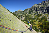 Frau klettert an Granitplatten, Sektor Crow, Grimselpass, Berner Oberland, Schweiz