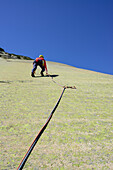 Mann klettert an Granitplatten, Sektor Crow, Grimselpass, Berner Oberland, Schweiz