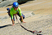 Frau klettert an Granitplatten, Sektor Crow, Grimselpass, Berner Oberland, Schweiz