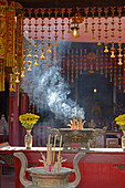 Kuan An Eng shrine, a Chinese place of worship dating from the late 18th century located on the bank of the Chao Phraya River next to Wat Kanlayanamit, Thonburi, Bangkok, Thailand, Southeast Asia, Asia