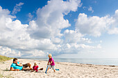 Vater mit zwei Kindern (1-4 Jahre) am Strand, Marielyst, Falster, Dänemark