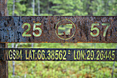 Wanderwegzeichen auf der Bärenrunde, Karhunkierros (25 Kilometer vom einen und 57 Kilometer vom anderen Ende der Bärenrunde), Nationalpark Oulanka, Nordösterbotten, Finnland