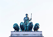 Quadriga, triumphal arch with statue of Bavaria with four lions, Siegestor, Munich, Upper Bavaria, Bavaria, Germany