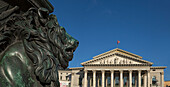 Opernplatz mit Bronze Denkmal des Königs Maximilian I und National Theater, München, Oberbayern, Bayern, Deutschland