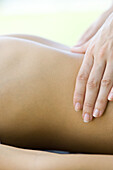 Hände des Massagetherapeuten auf dem Bauch des Patienten, Nahaufnahme