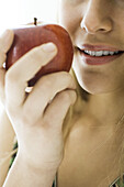 Young woman eating apple