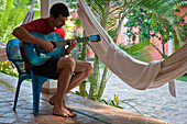 Mann spielt Gitarre, Puerto Columbia, Henri Pittier National Park, Venezuela