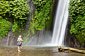 Vater und Sohn betrachten Air Terjun Munduk Wasserfall, Munduk, Bali, Indonesien