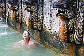 Touristin badet in einer heißen Quellen (Air Panas), Banjar Tegeha, Buleleng, Bali, Indonesien
