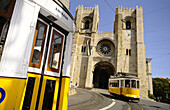 Tramlinie 28 an der Katedrale Sé, Lissabon, Portugal