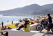 Am Strand von Sesimbra, südliche Umgebung von Lissabon, Portugal