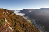 Nebel im Tal der Donau löst sich auf, Blick zum Schloss Werenwag, Naturpark Oberes Donautal, Schwäbische Alb, Baden-Württemberg, Deutschland