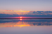 Sonnenuntergang an der Wattlandschaft beim Leuchtturm Westerhever, Halbinsel Eiderstedt, Schleswig-Holstein, Deutschland