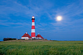 Leuchtturm Westerhever mit Vollmond, Halbinsel Eiderstedt, Schleswig-Holstein, Deutschland