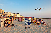People on the beach on the beach promenade, pavilion in the background, Borkum, Ostfriesland, Lower Saxony, Germany